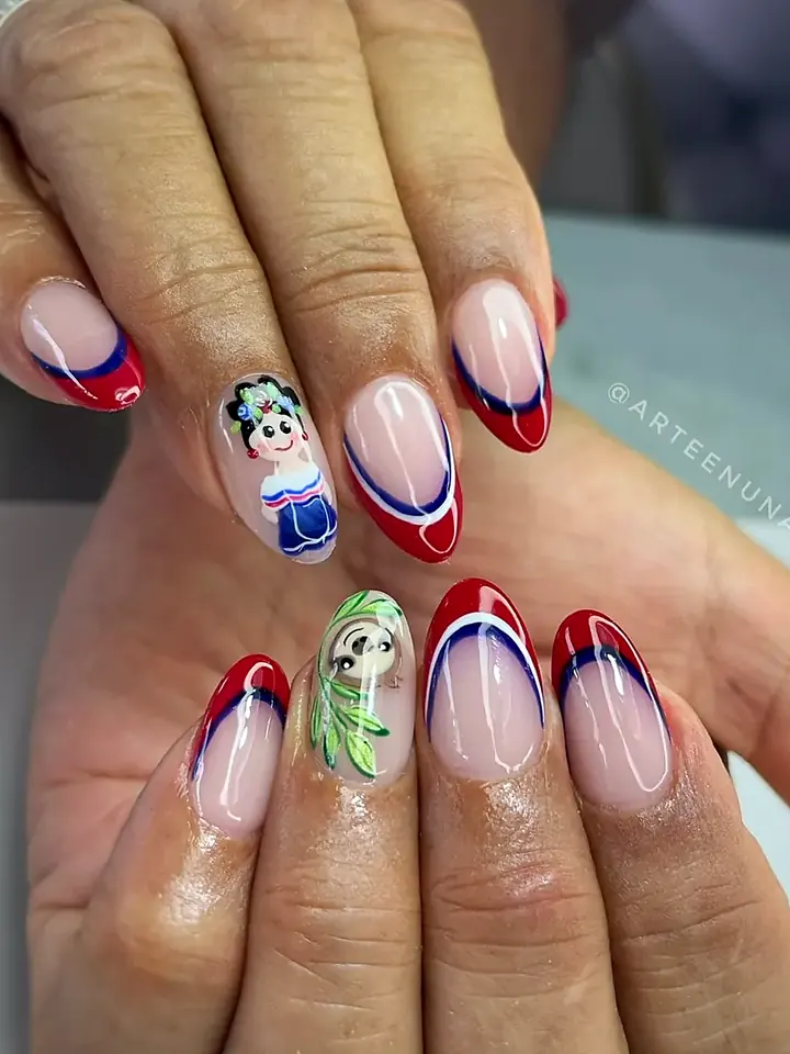 Set de Gel X con francés rojo y azul y diseños pintados a mano