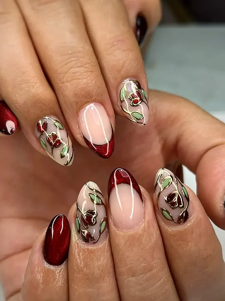 Uñas largas almendradas con rosas pintadas a mano y francés rojo