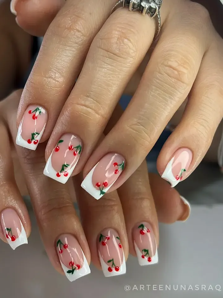 Uñas largas cuadradas con francés blanco y cerezas pintadas