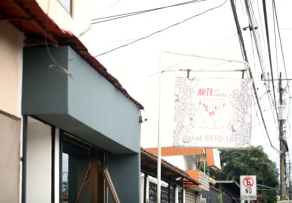 Fachada de Arte en Uñas Raquel con su rótulo, en La Puebla de Heredia