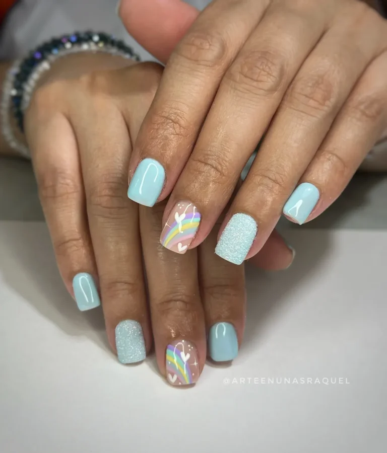 Uñas cortas celeste con detalle de flores en Arte en Uñas Raquel