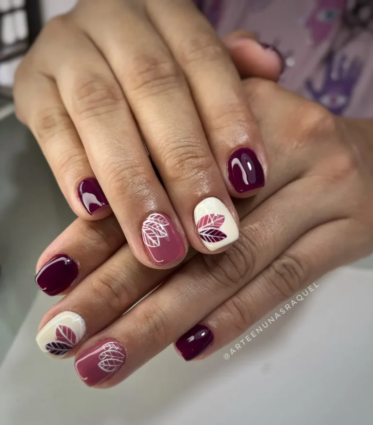 Uñas vino y nude con flores pintadas en Arte en Uñas Raquel