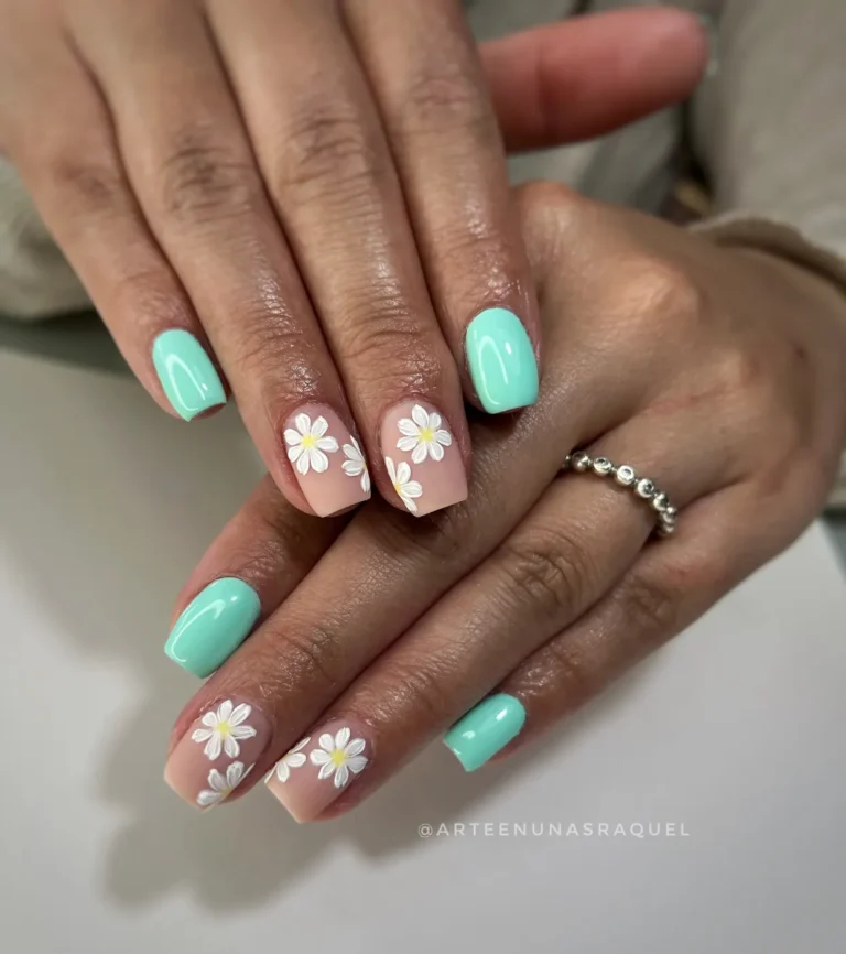 Uñas verde menta con margaritas en Arte en Uñas Raquel