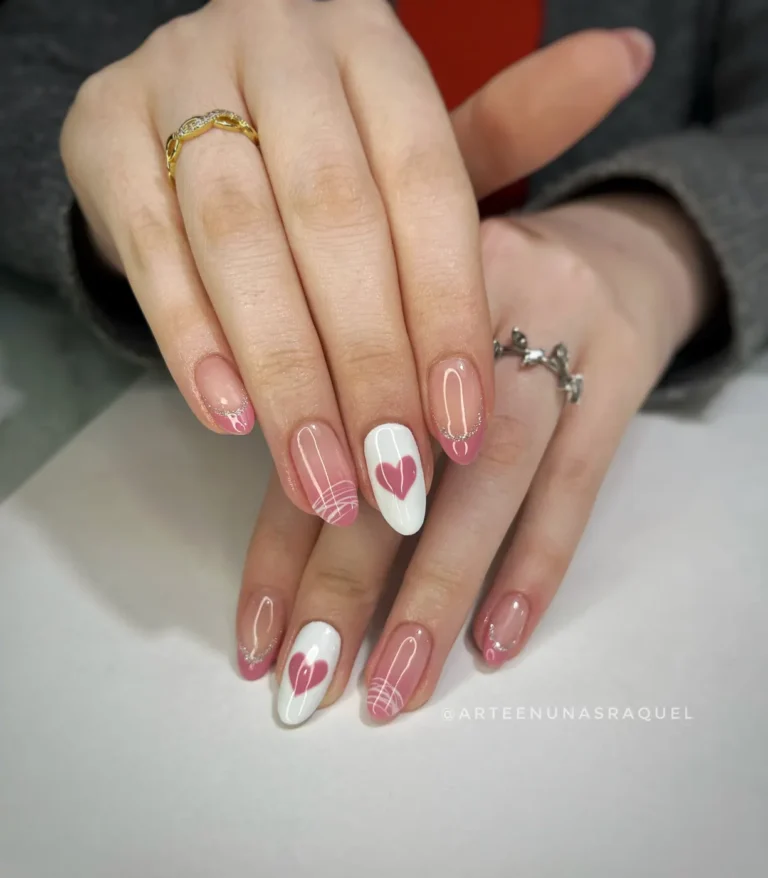 Uñas nude con corazón rojo en Arte en Uñas Raquel