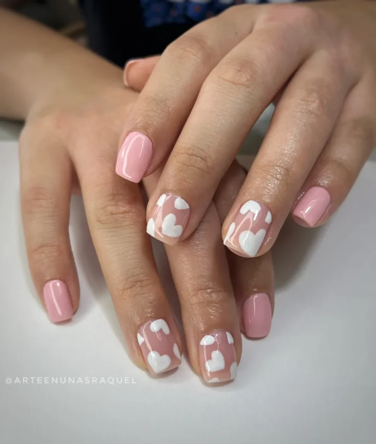 Uñas rosadas con corazones blancos en Arte en Uñas Raquel