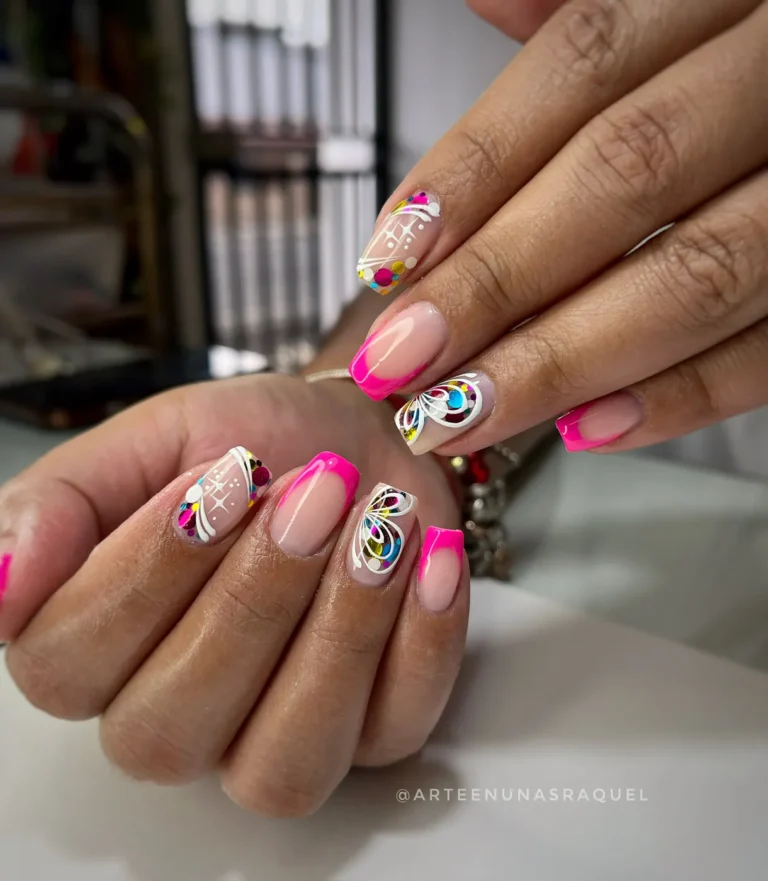 Uñas almendradas con diseños pop y fucsia en Arte en Uñas Raquel