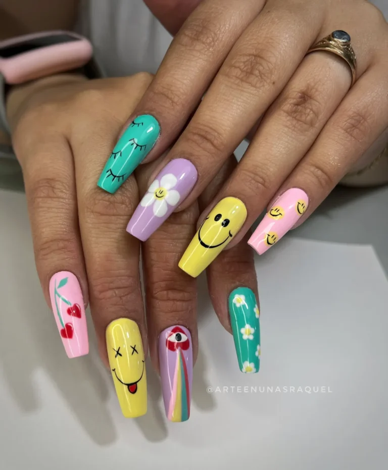 Uñas largas de colores con caritas en Arte en Uñas Raquel