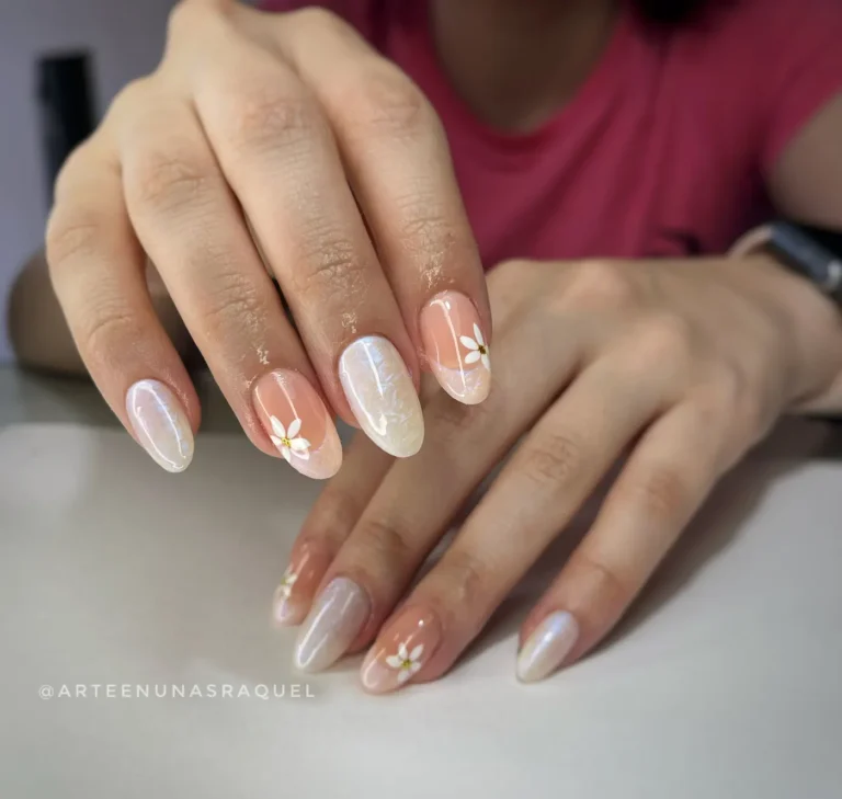Uñas nude con flor delicada en Arte en Uñas Raquel