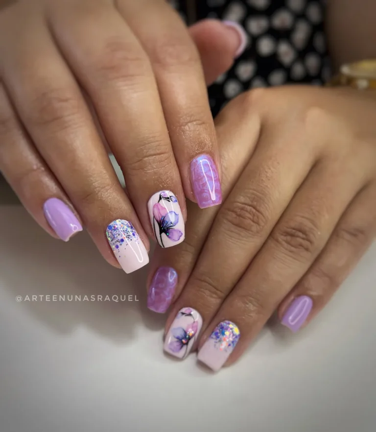 Uñas lila con diseños pintados en Arte en Uñas Raquel