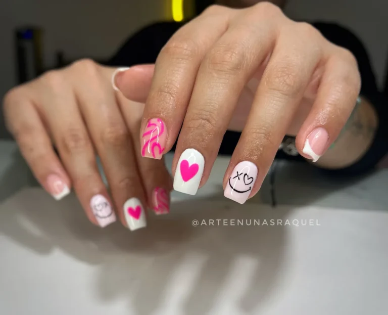 Uñas blancas con corazones fucsia en Arte en Uñas Raquel