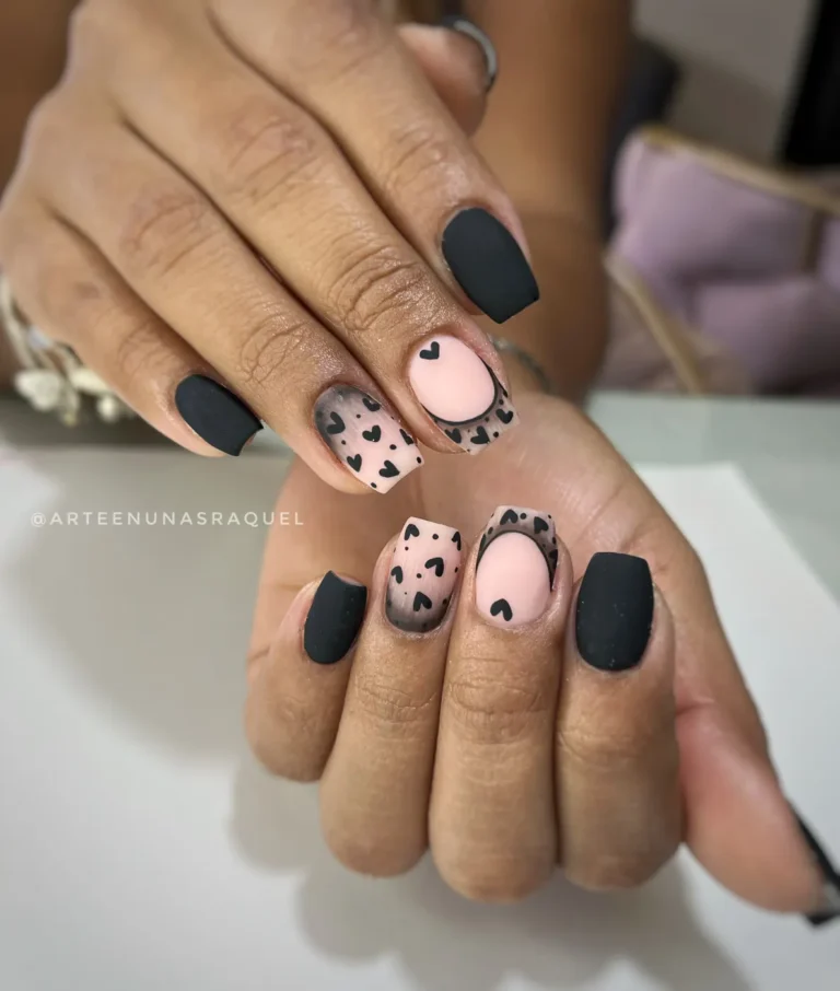 Uñas negro mate con leopardo en Arte en Uñas Raquel