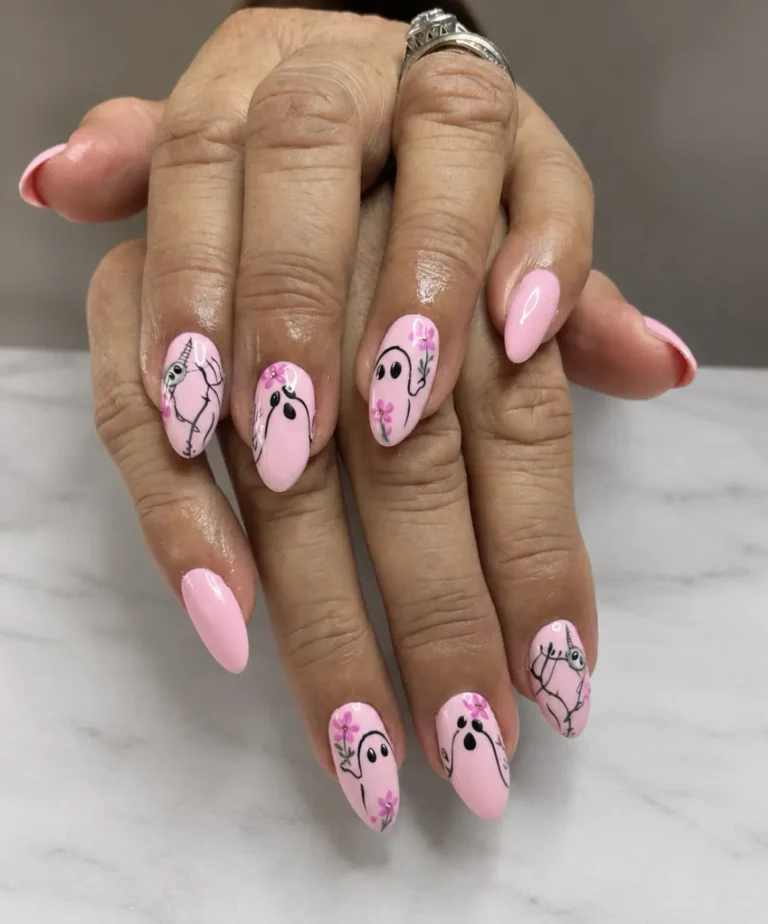 Uñas largas almendradas rosadas con diseños en Arte en Uñas Raquel