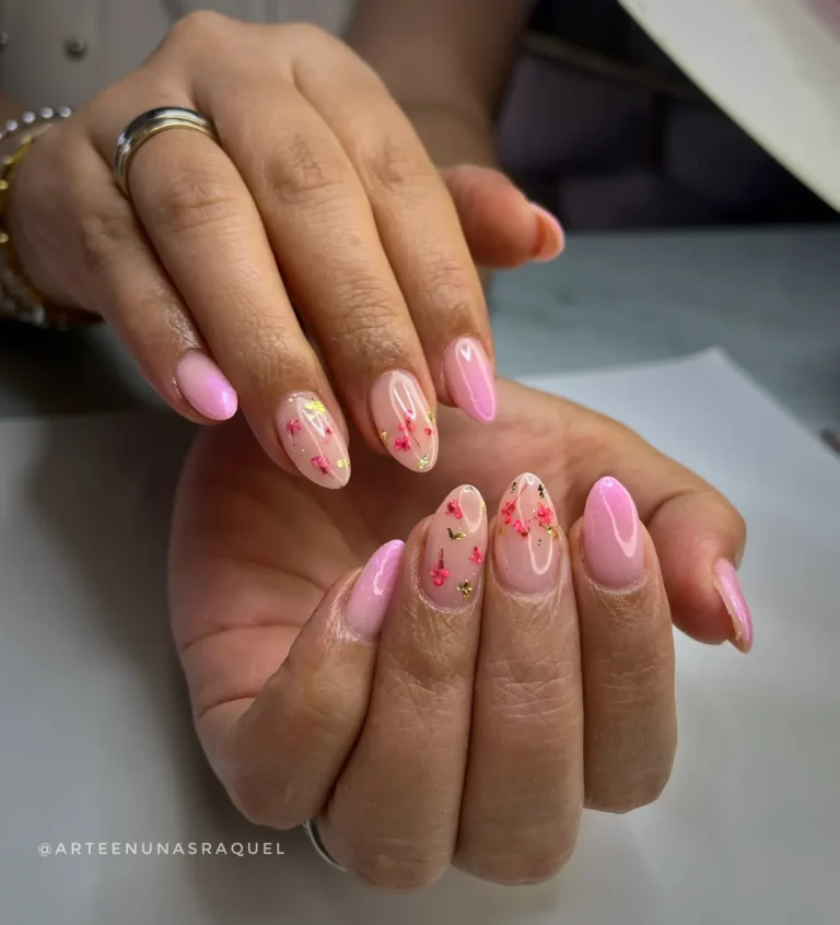 Uñas largas almendradas rosa con detalles en Arte en Uñas Raquel
