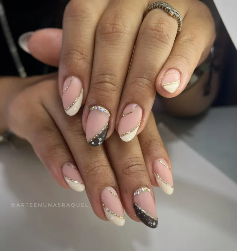 Uñas largas almendradas con plata y brillo en Arte en Uñas Raquel