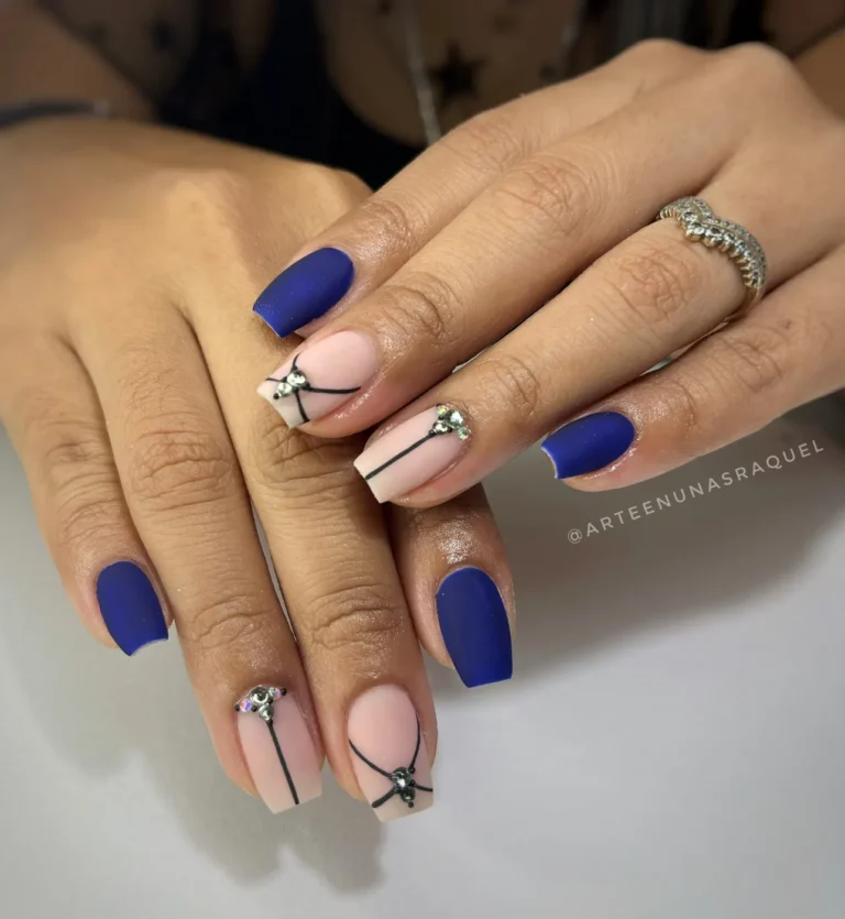 Uñas largas cuadradas azul mate con detalles en Arte en Uñas Raquel